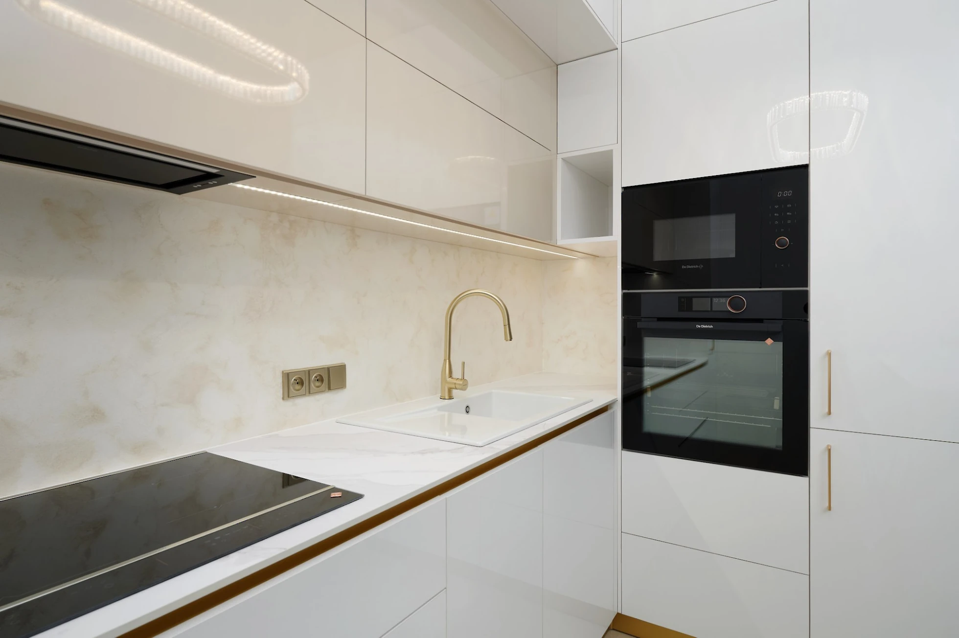 Moderní kuchyňská linka se spotřebiči a metalickou stěrkou