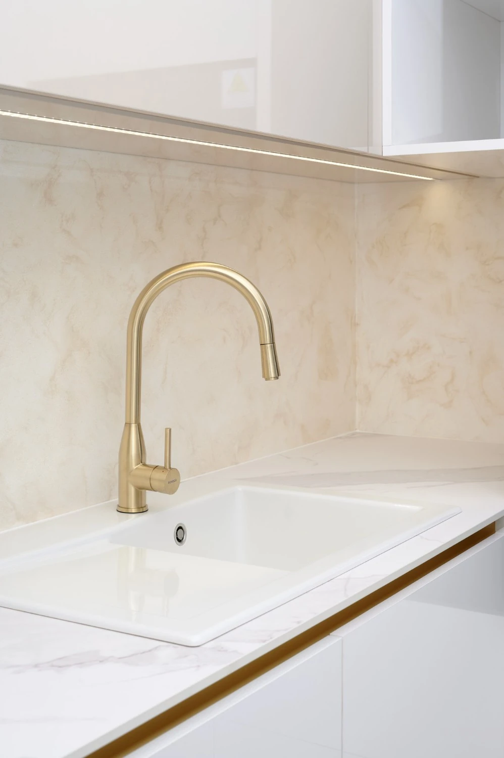 Keramický dřez se zlatou baterií