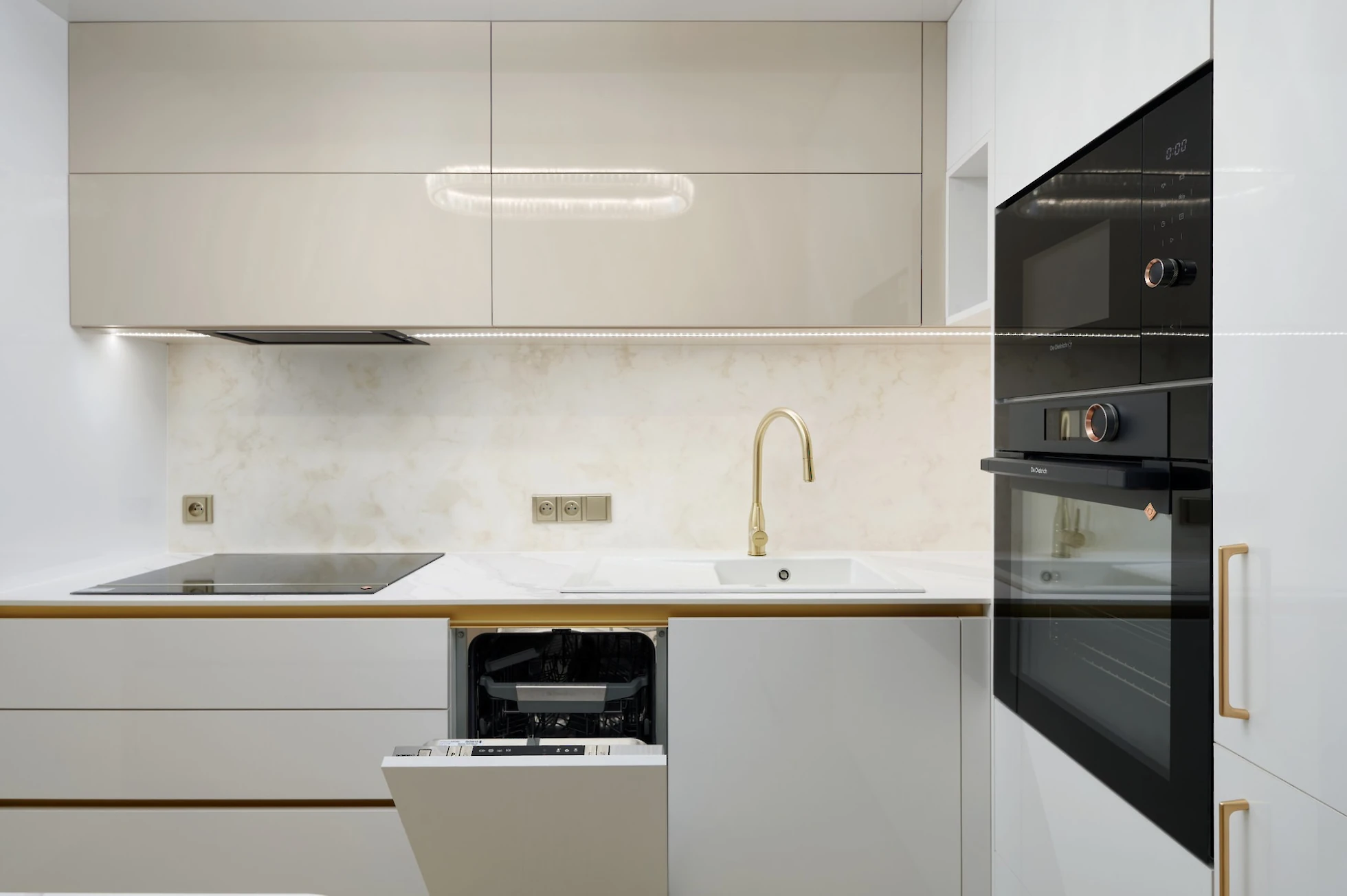 Kuchyně s kompaktní deskou, mramorovým vzorem a metalickou stěrkou na stěně