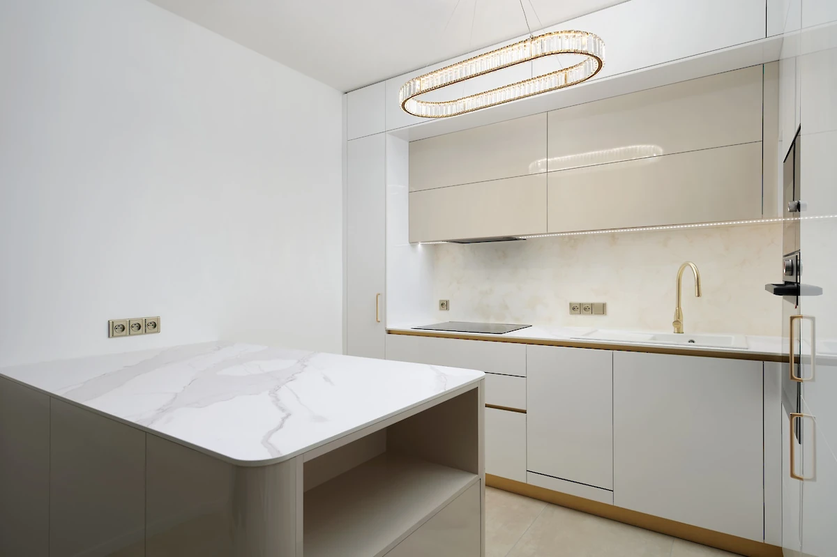 Kuchyňský ostrůvek s mramorovým vzorem a zaoblenými rohy