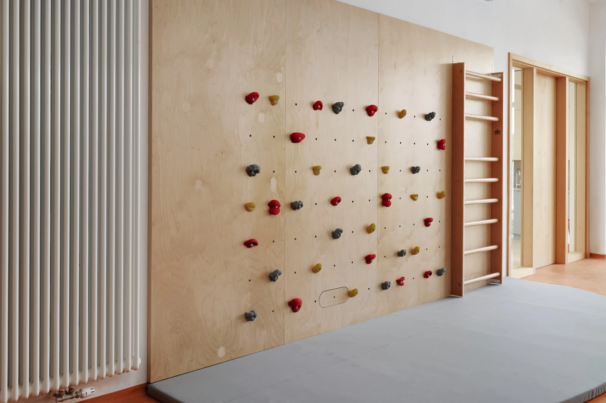 Lezecká stěna a žebřiny pro děti