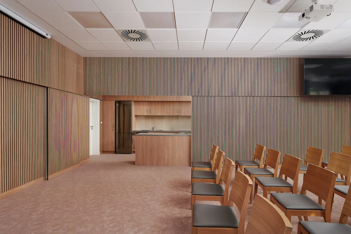 Komunitní sál s posezením a kuchyní