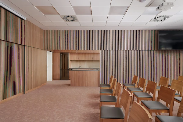 Komunitní sál s posezením a kuchyní