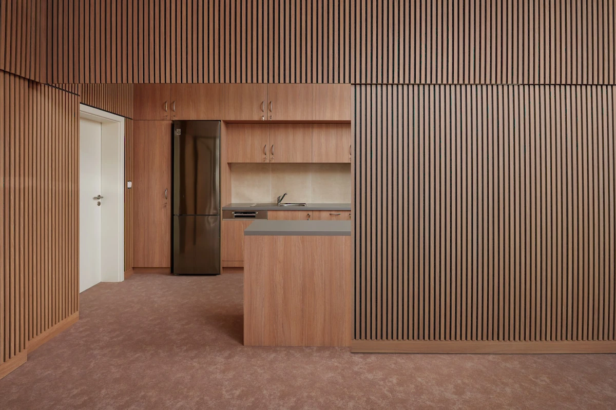 Kuchyně s obložením a zasouvací stěnou