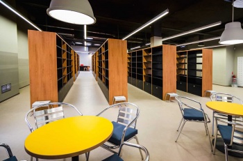 Interiér městské knihovny na míru